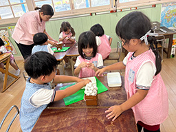 自然に声をかけ合っていて、協力して製作できてますね