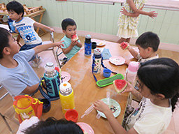 スイカを食べる様子