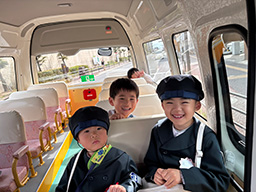 制服姿でにこにこしていて、こちらまで嬉しくなりますね