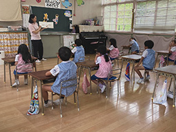 先生の読み聞かせを静かに聴いています