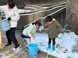 雪遊びの様子