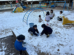 園庭での雪遊び