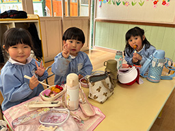 お友達とお話ししながら食べる時間って、本当にいいですね