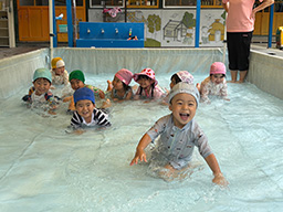 プール遊びの様子