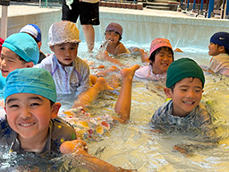 プール遊びの様子