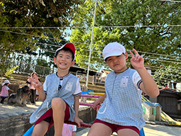 お腹いっぱい食べた後は、元気いっぱいに園庭で遊びます