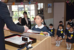 卒園式での証書授与の様子