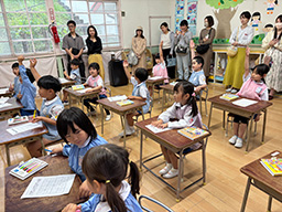 保育参観で、元気よく手を挙げて発表する子どもたち