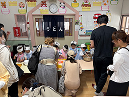 ハチマキ姿でうどん屋さんになりきり、張り切っておもてなしをする園児たち