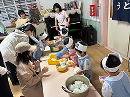 親子で一緒にお店屋さんごっこを楽しみ、笑顔が溢れる活動の時間