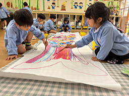 みんなで描いている様子が、とても楽しそうですね