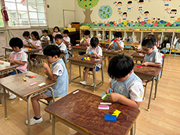 真剣な表情に、思わず声をかけたくなりますね