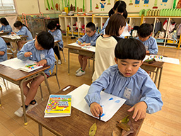 のびのび描いていて、その子らしさが出ていますね