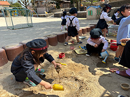 砂場で夢中になって遊ぶ姿が、微笑ましいですね