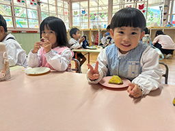 収穫したお芋を食べる様子