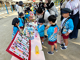 お祭りの出店屋さんごっこの様子