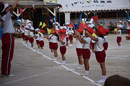 運動会での旗を使ったお遊戯