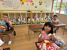 給食の時間に笑顔でピース、美味しくて楽しいと笑顔が溢れますね