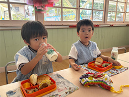 牛乳を両手で大事そうに持って飲む姿が、なんだか可愛いですね