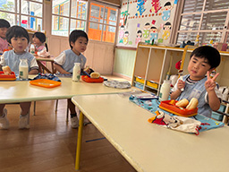 みんなで机を並べて食べる時間って、それだけであたたかいですね