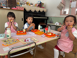 大きな口でパンを頬張る給食の時間
