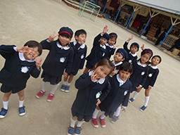 冬制服姿の園児たち