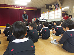 冬制服での集会の様子